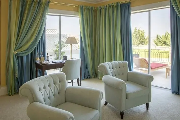 Suite Deluxe - Panoramic River and City View - Floors 3,4,5,6,7 3rd floor requires 2 lifts to access