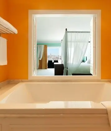 Suite Deluxe - Panoramic River and City View - Floors 3,4,5,6,7 3rd floor requires 2 lifts to access