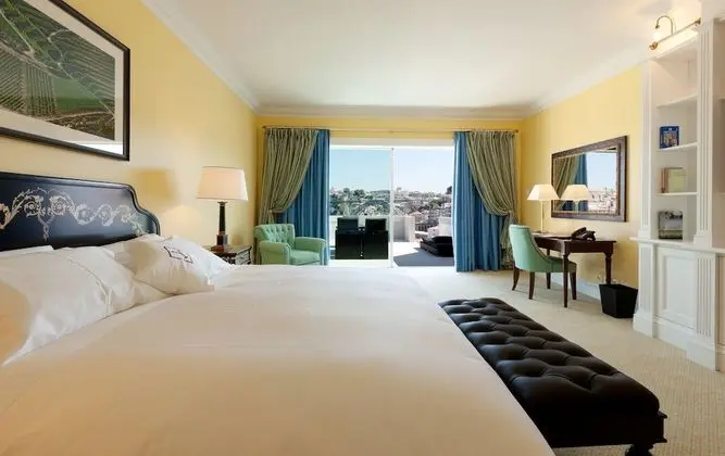 Superior Deluxe - Panoramic River and City View - Floors 5,6 ,7