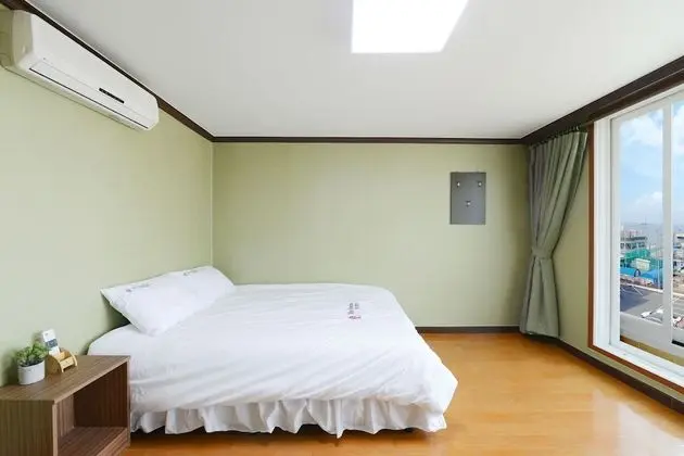 Oda (Queen Bed, Kitchenette)