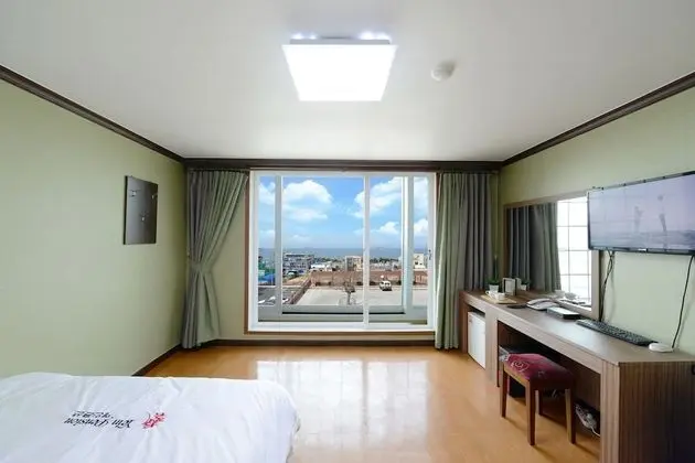 Oda (Queen Bed, Kitchenette)