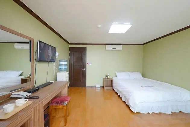 Oda (Queen Bed, Kitchenette)