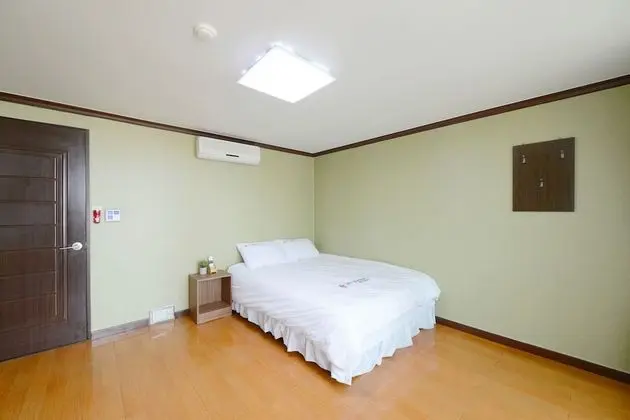 Oda (Queen Bed, Kitchenette)