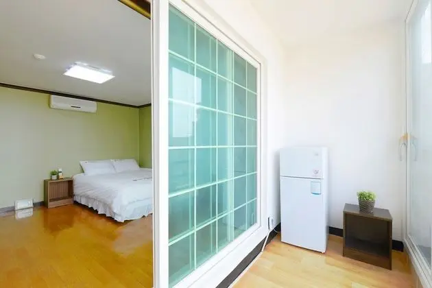 Oda (Queen Bed, Kitchenette)
