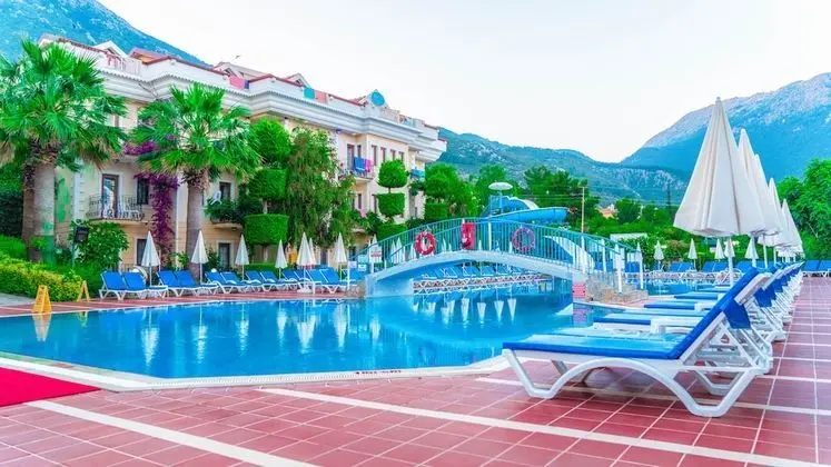 Standard Tek Büyük veya İki Ayrı Yataklı Oda, Havuz Manzaralı