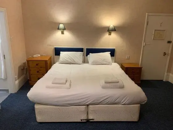 Tek Büyük veya İki Ayrı Yataklı Oda, Banyolu/Duşlu