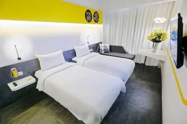 Tek Büyük veya İki Ayrı Yataklı Oda, Şehir Manzaralı (YELLO)
