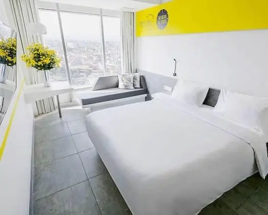 Tek Büyük veya İki Ayrı Yataklı Oda, Şehir Manzaralı (YELLO)