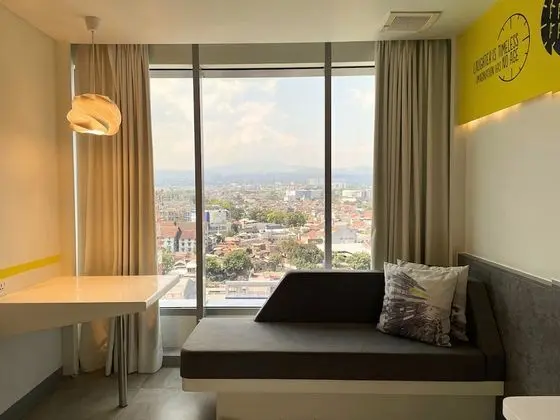 Tek Büyük veya İki Ayrı Yataklı Oda, Şehir Manzaralı (YELLO)