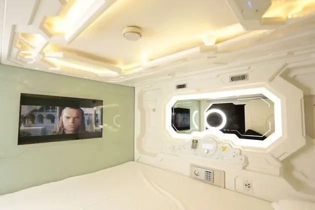 Queen Capsule