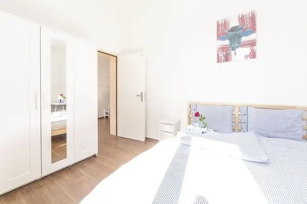 Basic Tek Büyük Yataklı Oda (Yellow Inn 5)