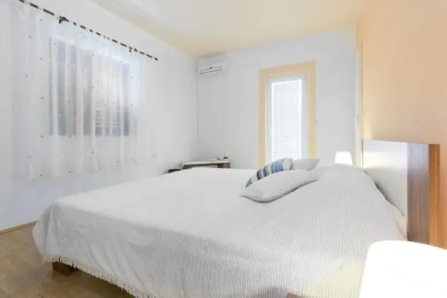 Ev (Yellow - parking and grill - H(4+2))