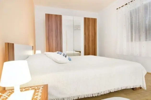 Ev (Yellow - parking and grill - H(4+2))