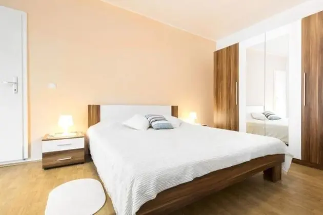 Ev (Yellow - parking and grill - H(4+2))