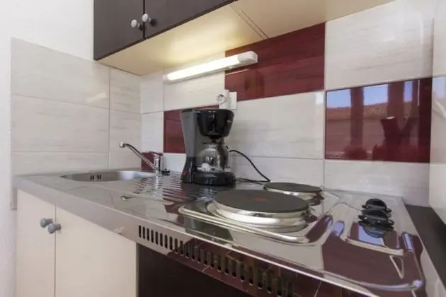 Ev (Yellow - parking and grill - H(4+2))