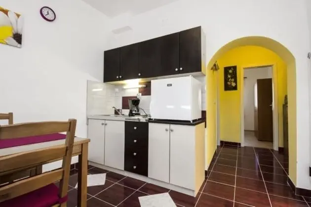 Ev (Yellow - parking and grill - H(4+2))