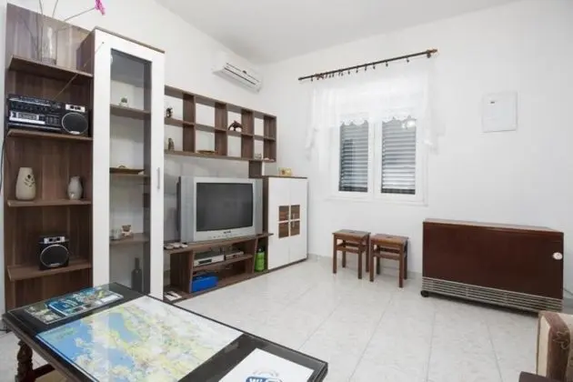 Ev (Yellow - parking and grill - H(4+2))