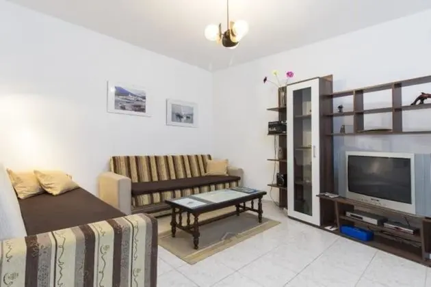 Ev (Yellow - parking and grill - H(4+2))