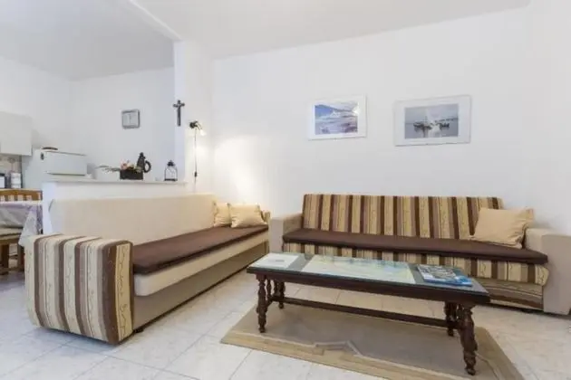 Ev (Yellow - parking and grill - H(4+2))