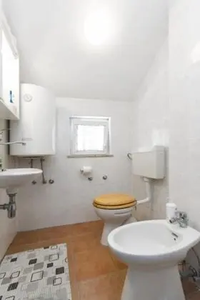 Ev (Yellow - parking and grill - H(4+2))