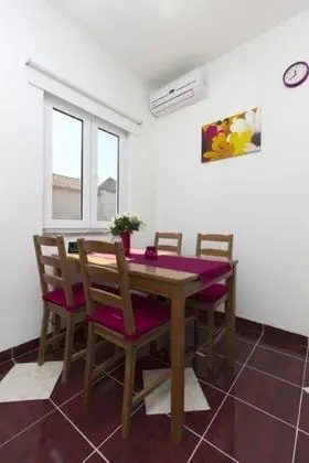 Ev (Yellow - parking and grill - H(4+2))