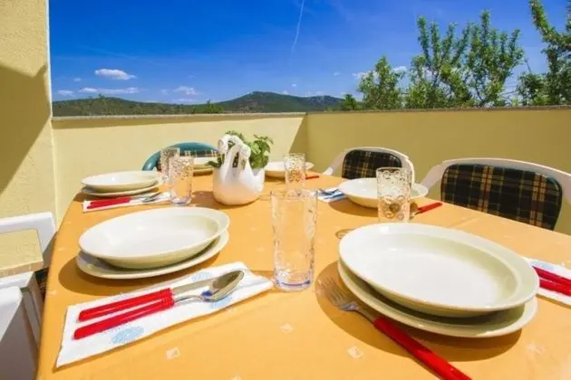 Ev (Yellow - parking and grill - H(4+2))