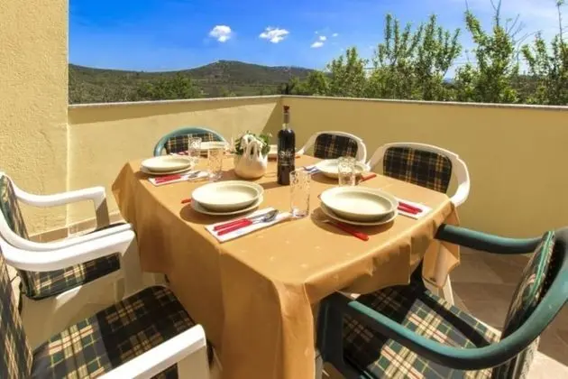 Ev (Yellow - parking and grill - H(4+2))