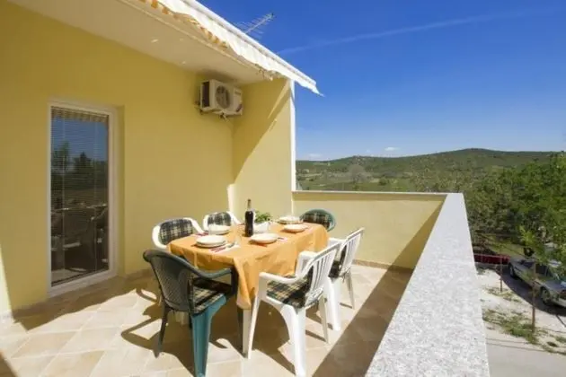 Ev (Yellow - parking and grill - H(4+2))