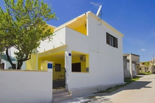 Ev (Yellow - parking and grill - H(4+2))