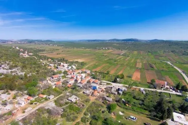 Ev (Yellow - parking and grill - H(4+2))