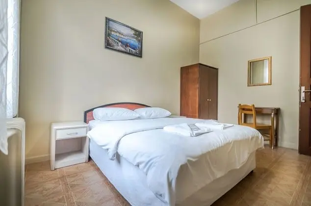Standard Tek Büyük veya İki Ayrı Yataklı Oda, Ortak Banyo