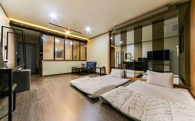 Oda (Ondol (Netflix viewing/spacious room/)