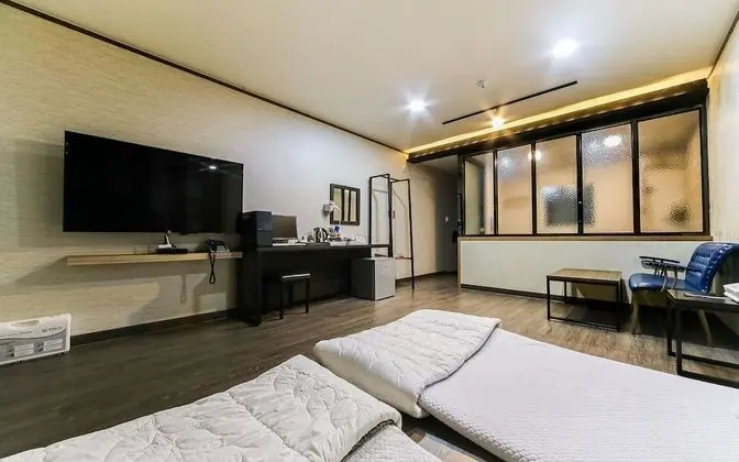 Oda (Ondol (Netflix viewing/spacious room/)