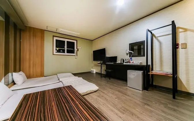 Oda (Ondol (Netflix viewing/spacious room/)