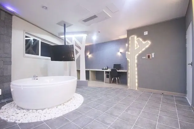 Oda (VIP - Wider Room (Netflix Available w)