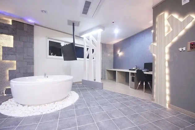 Oda (VIP - Wider Room (Netflix Available w)