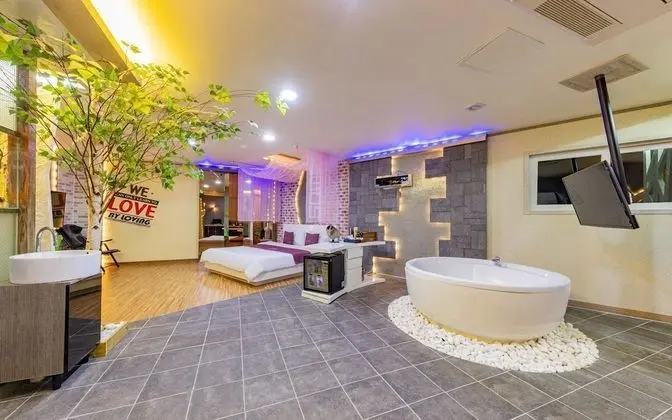 Oda (VIP - Wider Room (Netflix Available w)