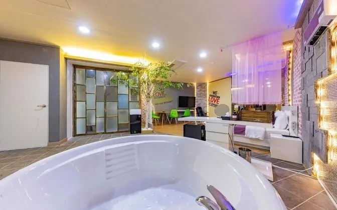 Oda (VIP - Wider Room (Netflix Available w)