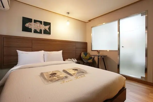 Oda (Semi deluxe room (net Netflix viewing)
