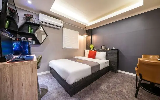 Oda (Semi-private room (high-spec PC Netfl)