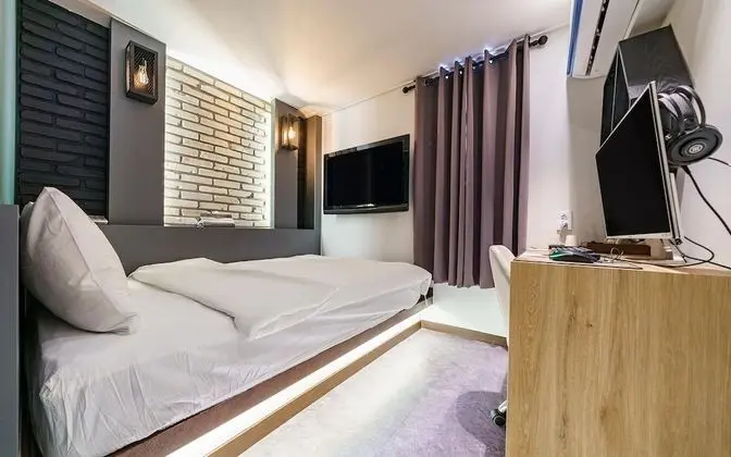 Oda (Small room (high-end game pc Netflix))