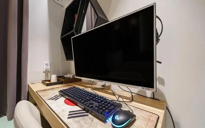 Oda (Small room (high-end game pc Netflix))