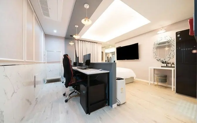 Oda (Couple pc (styler Netflix air purifie)