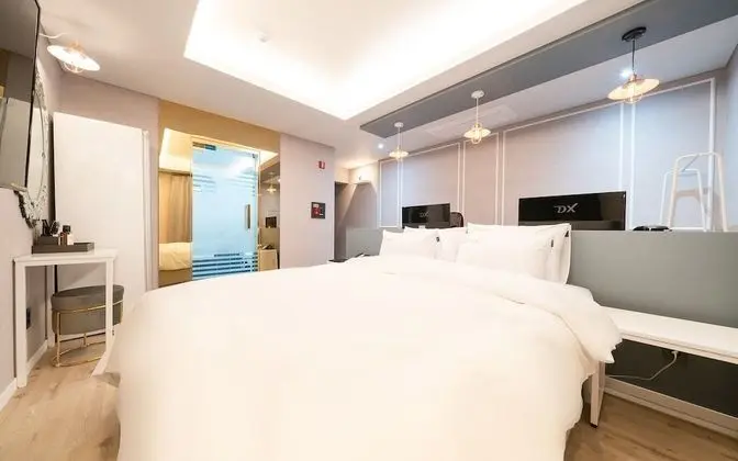 Oda (Couple pc (styler Netflix air purifie)