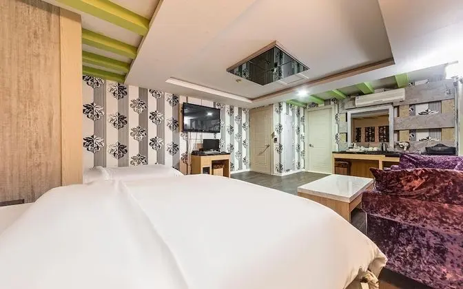 Oda (Deluxe Twin (PC available / Netflix a)