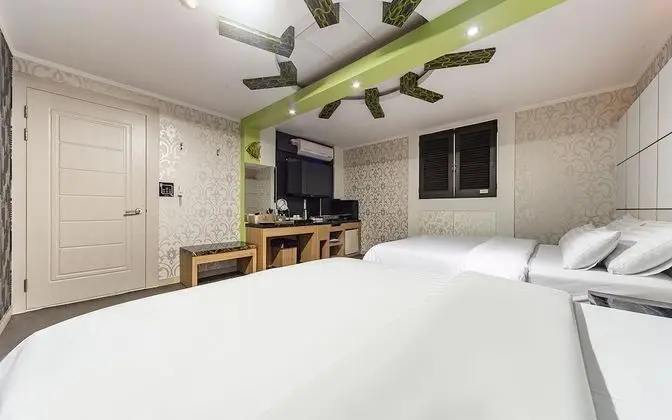 Oda (Deluxe Twin (PC available / Netflix a)