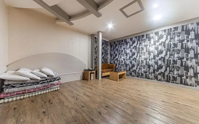 Oda (Ondol (Netflix available))