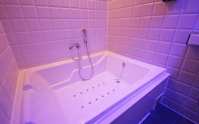 Oda (Deluxe B [Large bathtub PC TV 65 inch)