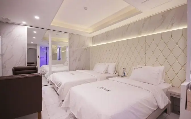 Oda (VIP-Twin [double + single bed PC TV 6)