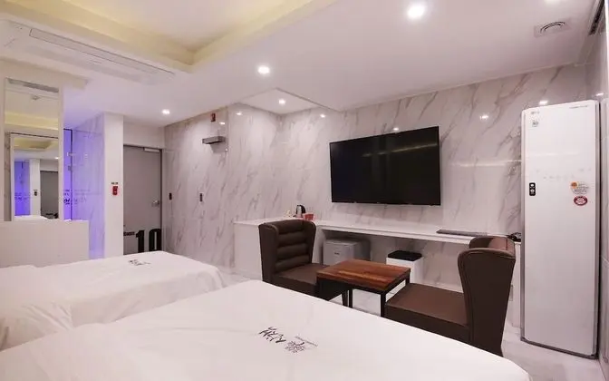 Oda (VIP-Twin [double + single bed PC TV 6)